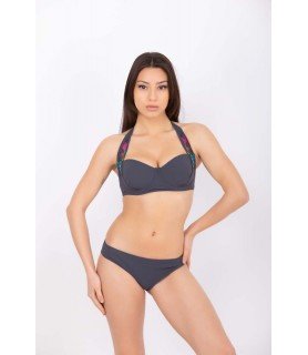 Notre mannequin porte le bikini BASIC gris et le haut de maillot LEINA gris